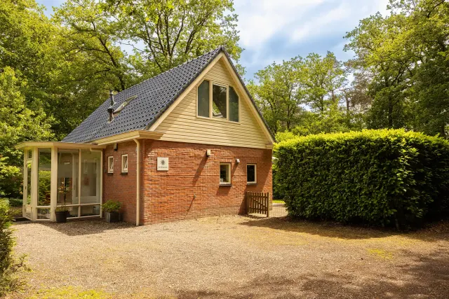 BookNoFees: Vrijstaand vakantiehuis met omsloten tuin en speeltoestel – Norg