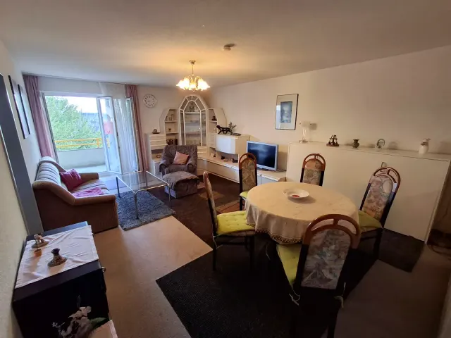BookNoFees: vakantiehuis in Gailingen – Rustig appartement met balkon en uitzicht op de bomen