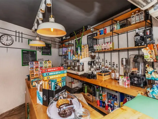 BookNoFees: Café – 5 to go – Bucharest – Nog 5 te gaan, foto 3