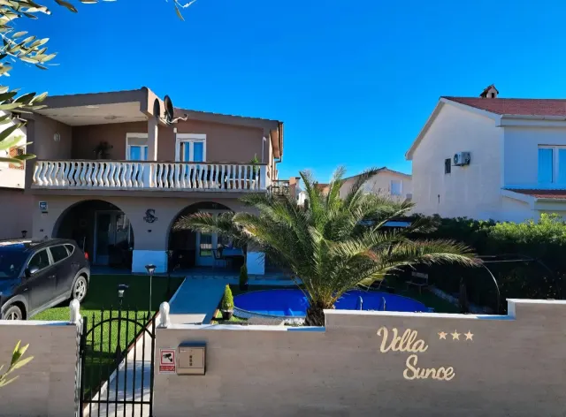 BookNoFees: vakantiehuis in Vir – Stijlvol appartement met zwembad, bubbelbad en tuin