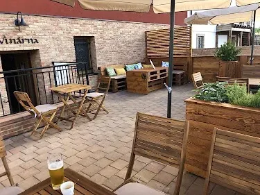 BookNoFees: vakantiehuis in Jevišovka, Regio Zuid-Moravië, Tsjechië – Buitenterras met houten meubilair, bakstenen muren en potplanten