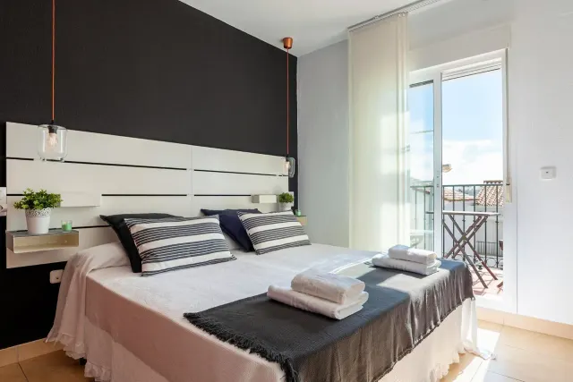 BookNoFees: vakantiehuis in Vejer de la Frontera, Spanje – een slaapkamer met een groot bed met handdoeken erop in Casa Ignacio, in Vejer de la Frontera
