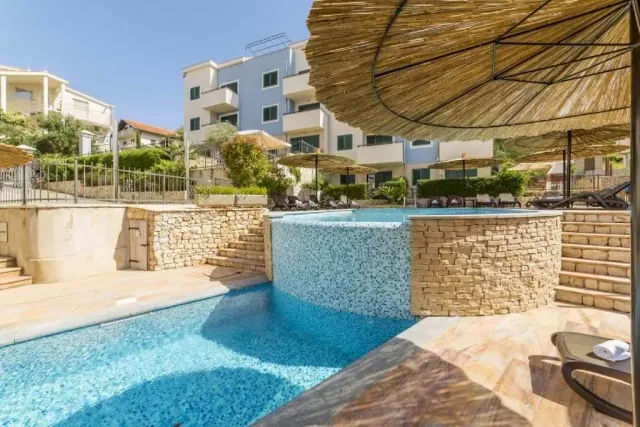 BookNoFees: vakantiehuis in Slatine – een zwembad voor een gebouw bij de accommodatie Apartment Carica in Slatine, Kroatië