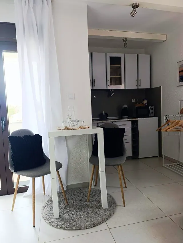 BookNoFees: Rustig studio-appartement met balkon en zwembad – Vir