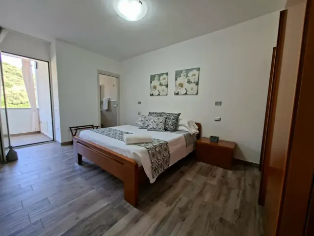 BookNoFees: Rustig appartement in het centrum met balkon en uitzicht op de bergen – VILLASIMIUS