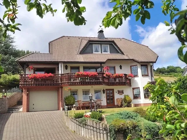 BookNoFees: Rustig vakantieappartement aan de rand van het bos met eigen terras – Winterberg