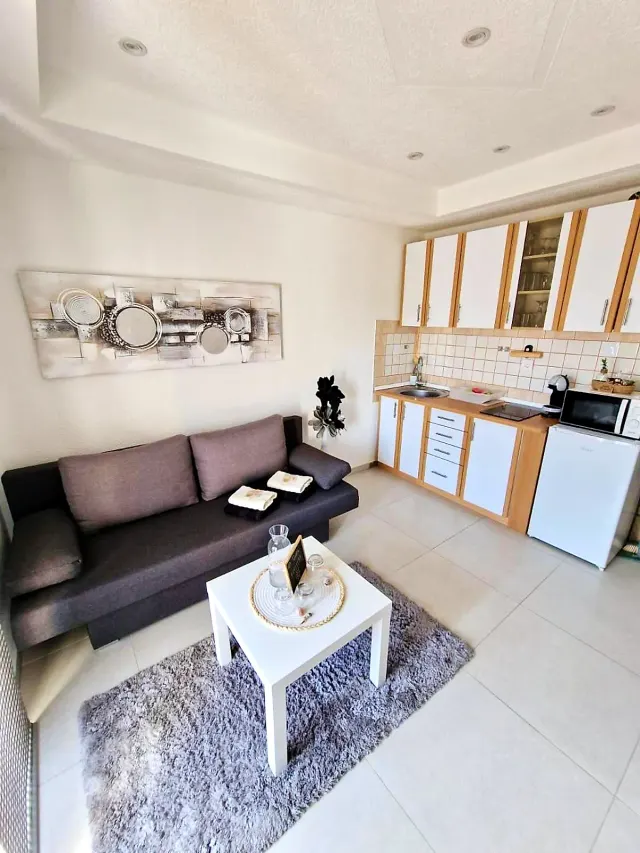 BookNoFees: Rustig vakantieappartement met balkon en uitzicht op zee – Vir