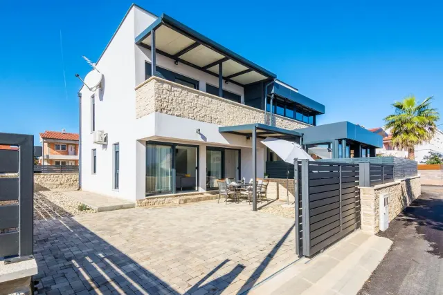 BookNoFees: Rustig huis met twee verdiepingen, tuin en balkon – Vir