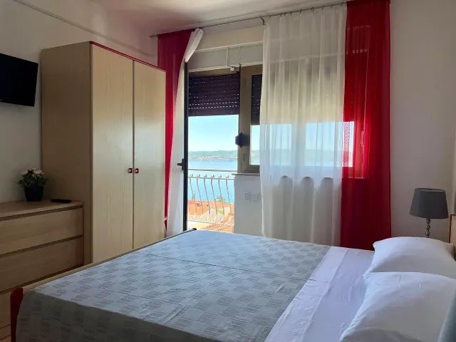 BookNoFees: vakantiehuis in Crikvenica, Provincie Primorje-Gorski Kotar, Kroatië – Slaapkamer met tweepersoonsbed, kledingkast en balkondeur met uitzicht op zee