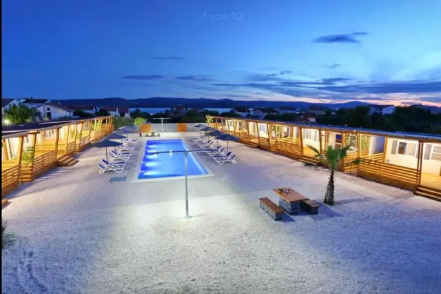 BookNoFees: vakantiehuis in Turanj – een resort met zwembad en ligstoelen op het dak in de accommodatie Mobilhome Nico - Camping Turanj met zwembad in Turanj