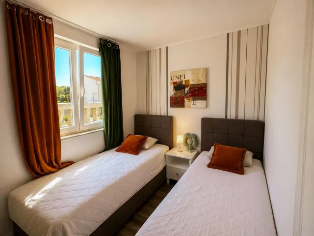 BookNoFees: Rustig appartement aan zee met balkon en uitzicht op de jachthaven – Petrcane