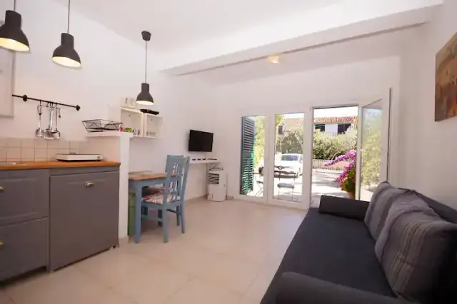 BookNoFees: vakantiehuis in Tribunj – Open woonruimte met kitchenette, eettafel, bank en glazen deuren naar het terras
