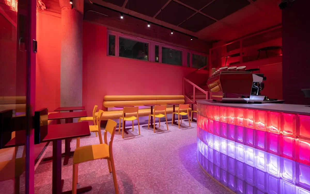 BookNoFees: Café – Outrun Cafe – Helsinki – Outrun Café, foto 1