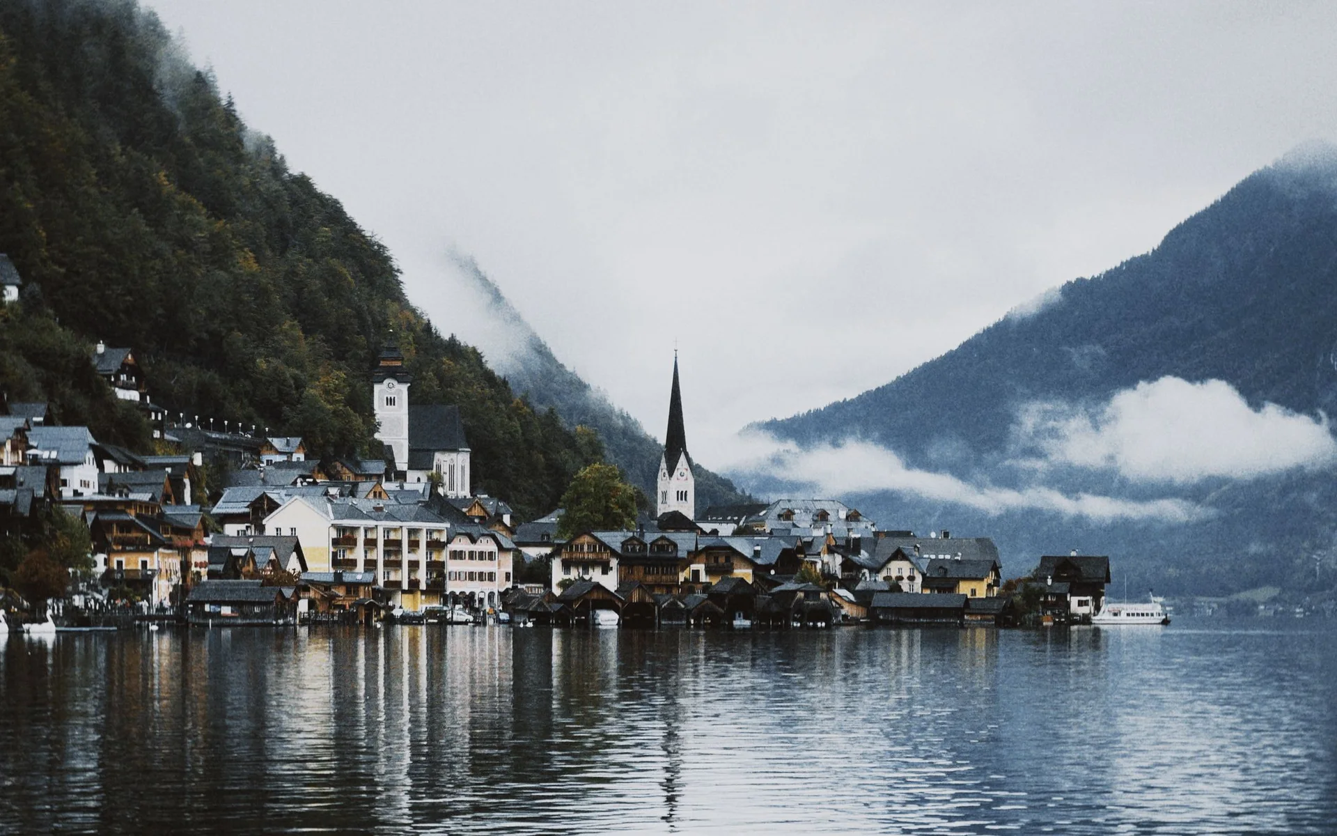 Hallstatt am See tussen met wolken bedekte bergen