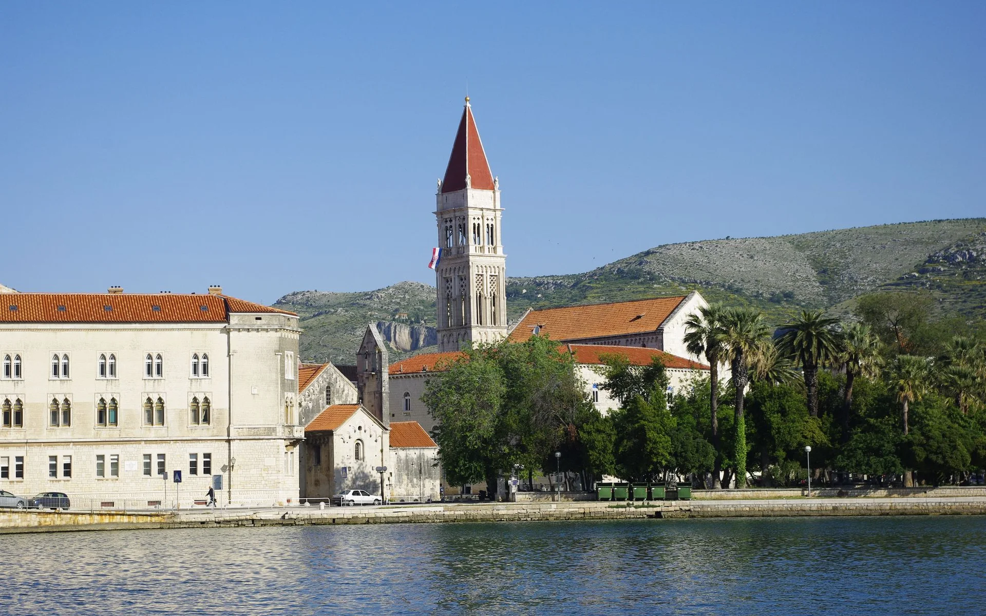 Promenade au bord de l'eau à Trogir avec son clocher historique