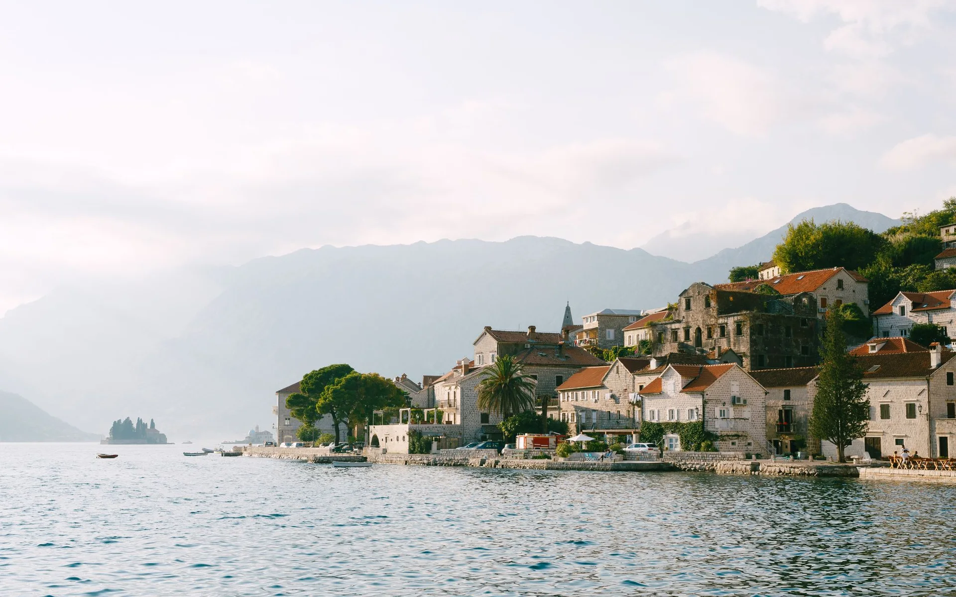 Stenen huizen aan de oever van de baai van Kotor