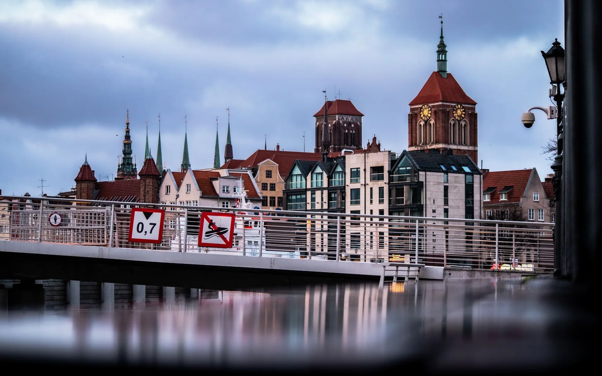 Historische gebouwen aan de waterkant van Gdańsk