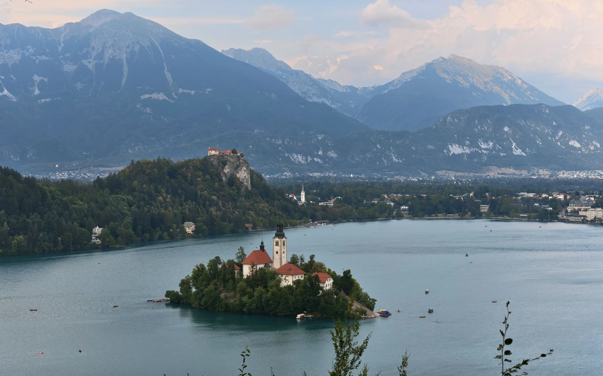 Het meer van Bled met de kerk op het eiland tegen de achtergrond van de Alpen