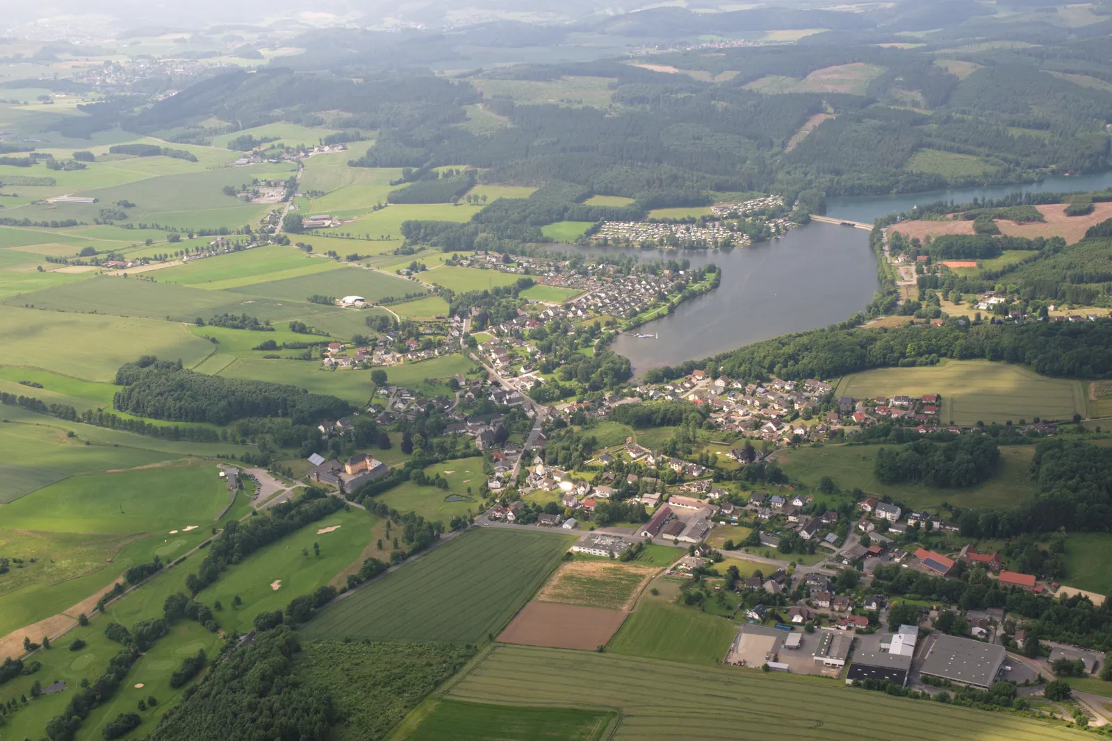 De Sorpesee vanuit de lucht, met het dorp Amecke aan de oostelijke oever en de beboste heuvels van het Sauerland eromheen
