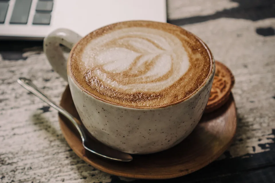 Voorbeeldfoto: Cappuccino in een keramisch kopje