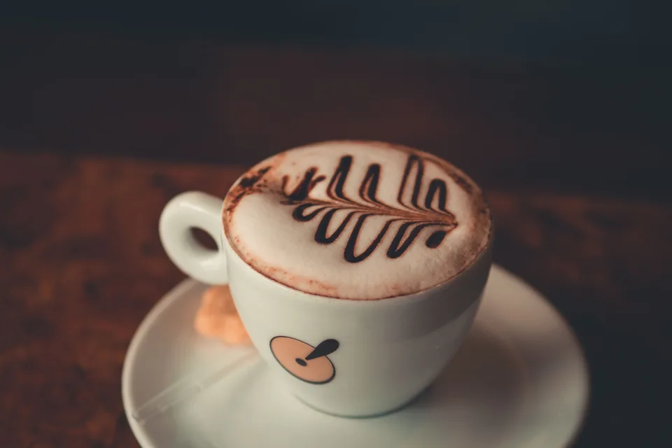 BookNoFees: Photo d’illustration : Cappuccino décoré d'un motif au chocolat