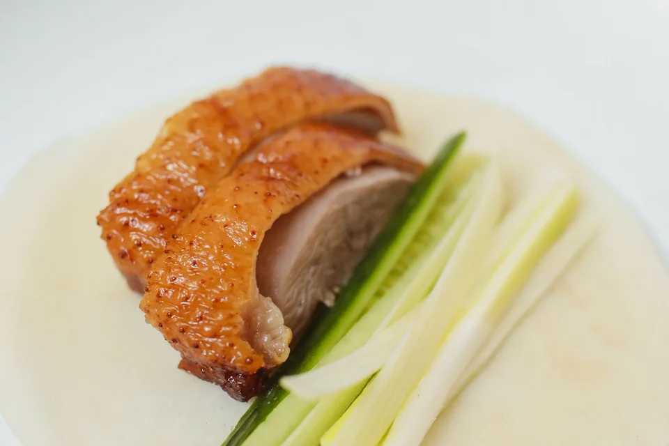 BookNoFees: Voorbeeldfoto: Knapperige Peking-eend met komkommer en lente-uitjes op een dunne pannenkoek