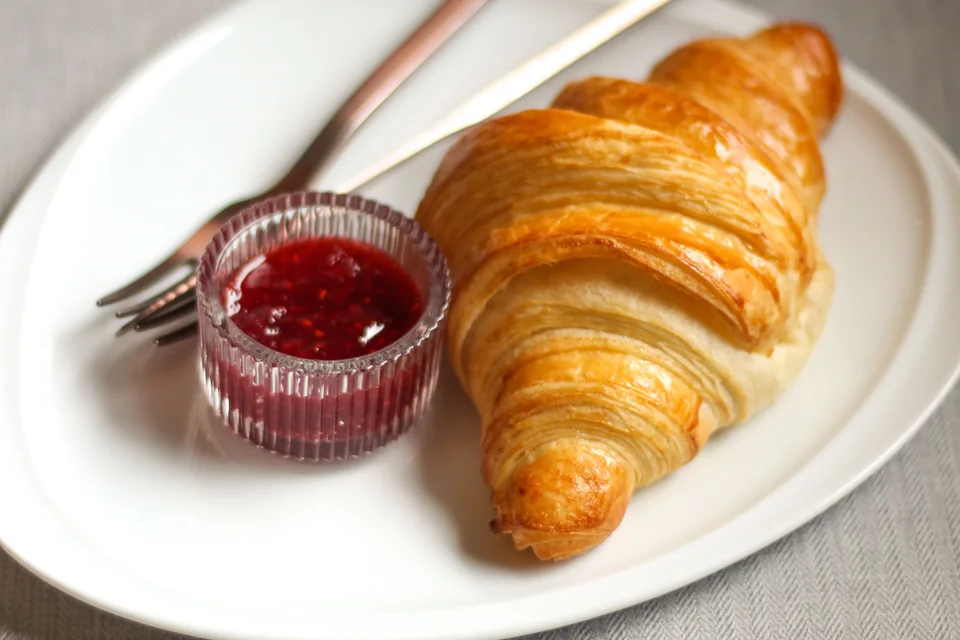 BookNoFees: Photo d’illustration : Croissant servi avec de la confiture