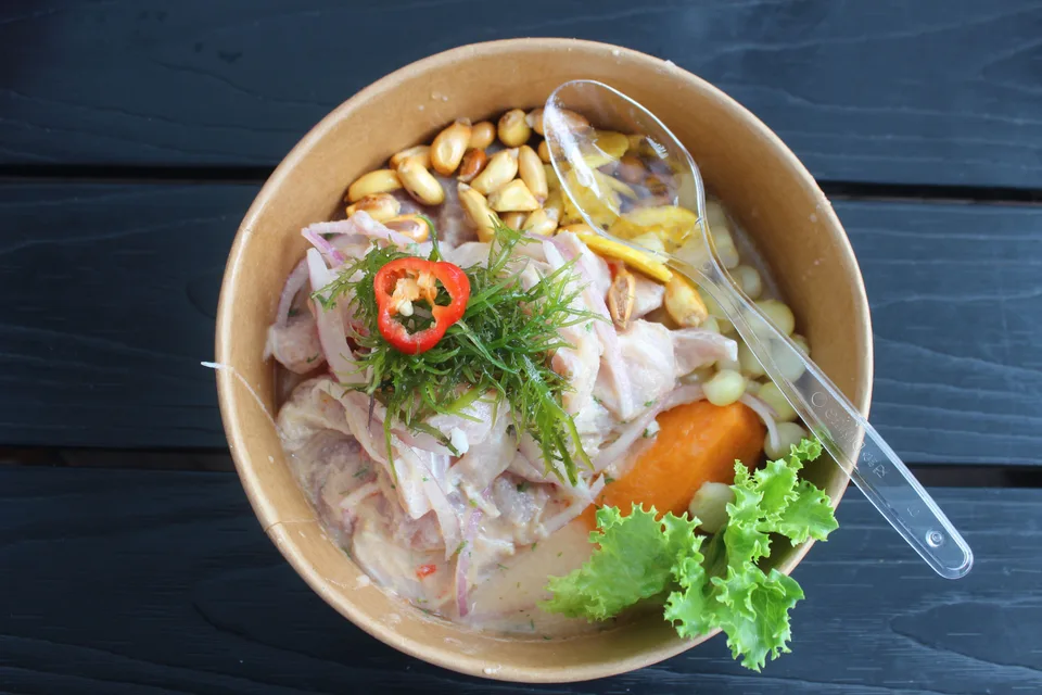 BookNoFees: Photo d’illustration : Ceviche de poisson aux oignons et au maïs
