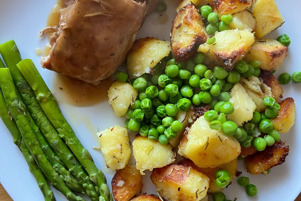 BookNoFees: Voorbeeldfoto: Geroosterd varkensvlees met jus, geroosterde aardappelen, erwten en asperges