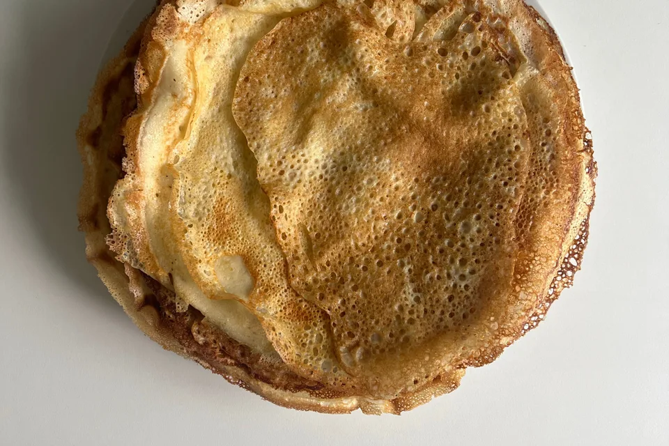 BookNoFees: Voorbeeldfoto: Dunne goudkleurige pannenkoekjes op een wit bord