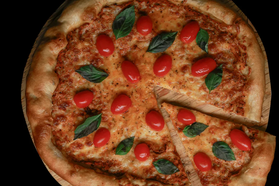 Beispielfoto: Pizza mit Tomaten und Basilikum